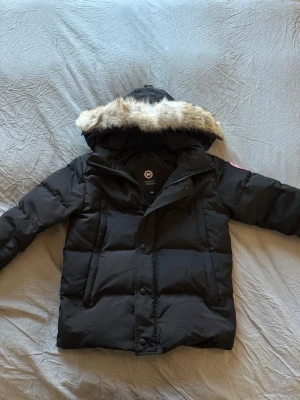 Svart dunjacka med fuskpäls - Säljer en Canada goose wyndham svart. Inga skador och helt oanvänd.