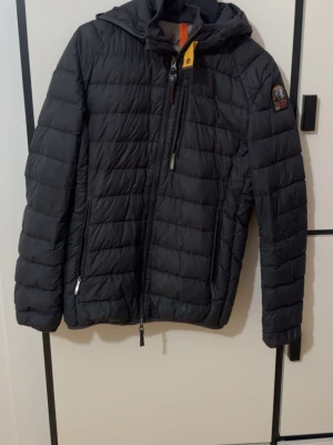 parajumpers jacka - Mörkblå parajumpers jacka i storlek xs herr passar s dam. Inga defekter eller hål, armarna ser lite använda ut men inget märkbart. Kvitto finns ej men qr kod finns. 