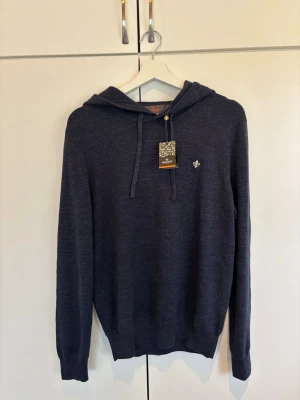 Morris stickad hoodie - Helt oanvänd Morris "randall hood" i färgen navy och storlek S. Perfekt för dig som gillar en enkel men stilren look.