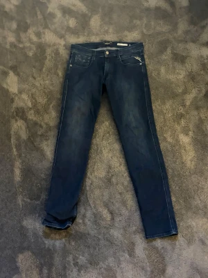 Replay slim fit  - Säljer ett par replay anbas slim fit. Väldigt populära byxor och nästan helt oanvända, finns inget tecken på slitage. Storlek 32/34.   Skriv vid intresse.🤩