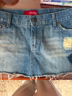 mini skirt hollister  - snygg vintage mini skirt ifrån hollister med låg midja från 2005, aldrig använt då den är för stor på mig!