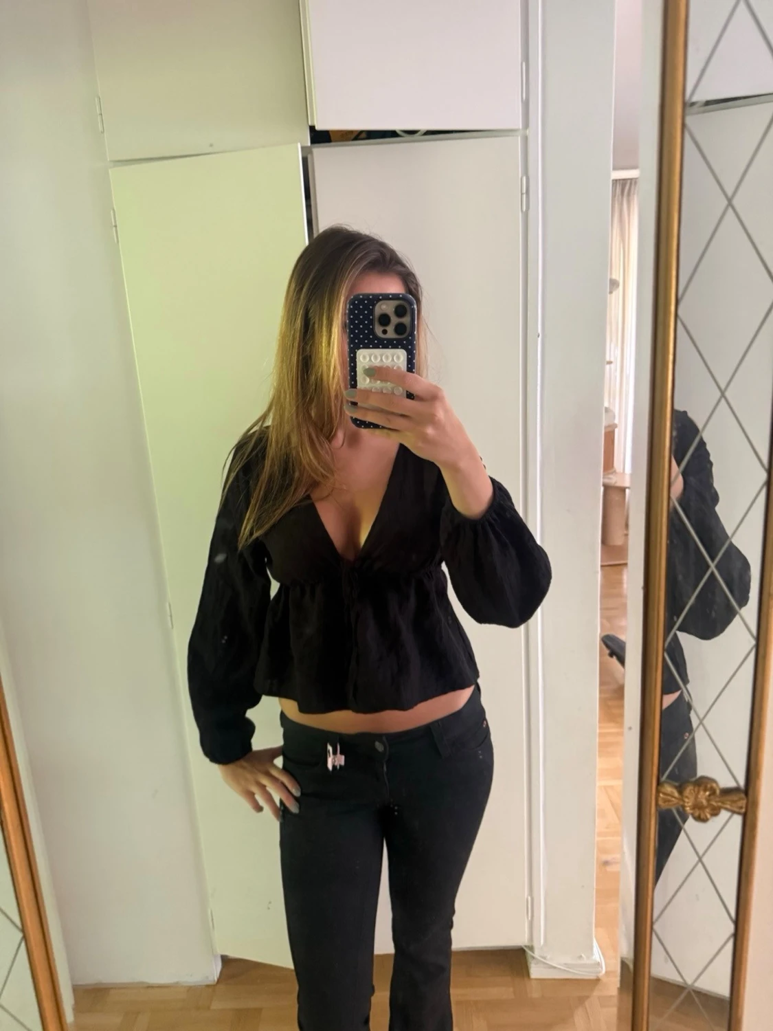 Svart croppad blus med v-ringning - 1