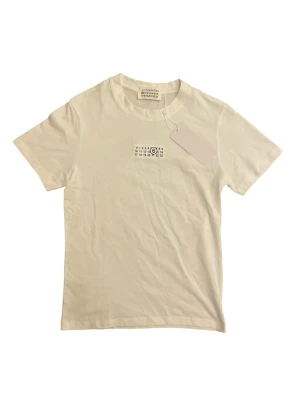 Maison Margiela t-shirt - Säljer denna fina helt oanvända vita tröjan med  MM6 tryck. Tröjan är i storlek S. Men lite liten i storleken så passar nog också XS. Köpt från Vinted. Perfekt nu inför sommaren! Hör av er ifall ni har några frågor! ⚜️⭐️⛱️