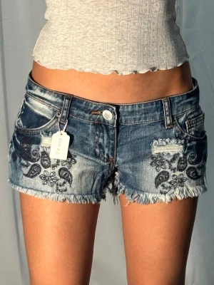Low jeansshorts med broderi 20052 - Midjemått: 41cm. Gren: 16cm. Uppskattas passa 38.) Kolla in min profil, följ för fler plagg🙌