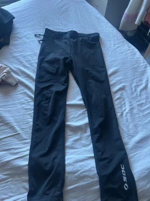 Svarta leggings från SOC - Säljer två stycken träningsbyxor för 100kr för båda. (50kr/st.) 