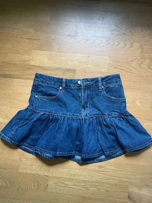 Gina tricot jeanskjol - Fin jeanskjol från Gina tricot, storlek 34