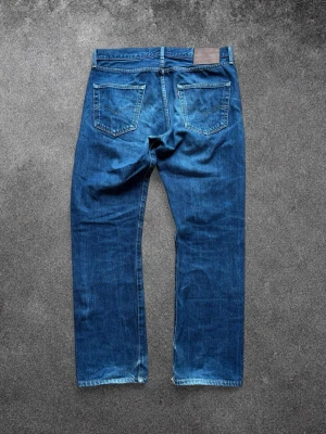 Levis 501 - Levi's 501 Original i marinblå | Storlek W32/L30 | Använda men i mycket bra skick, inga defekter | Klassikern som aldrig går ur tiden, rak passform | Mått: midja 42 cm, längd 101 cm | Skickas snabbt, kan gå ner i pris vid snabb affär  Mvh ActiveResell | REF: LEV-002