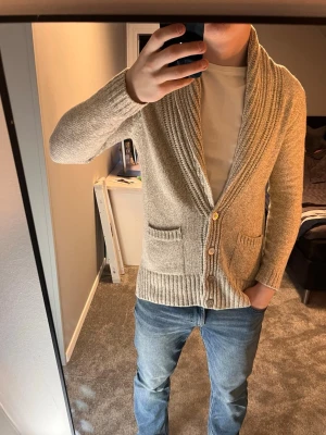 Beige stickad kofta från Massimo Dutti - Säljer en beige stickad kofta från Massimo Dutti , Denna är i storlek M och är i nyskick. Hör av vid frågor!!! Modellen 181, 77kg