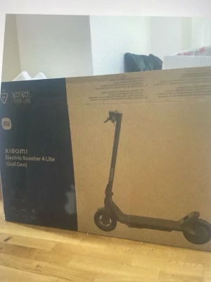 Xiaomi Electric Scooter 4 Lite 2nd Gen helt ny - Säljer en Xiaomi Electric Scooter 4 Lite (2nd Gen) i originalkartong. Elsparkcykeln är svart och är med skyddande frigolit i förpackningen. Perfekt för smidig transport i stan och enkel att ta med sig tack vare hopfällbar design. Klarar upp till 100kg och säljs pågrund av att ja önskade mig en annan modell och fick fel, inget kvitto men fick den igår och är helt oanvänd och helt ny och inga tecken alls på användning då vi inte äns har monterat den. På Elgiganten kostar den 3788kr. Hämtas hos mig