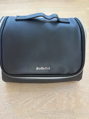 BaByliss Style Pro 1000 Collection - BaByliss Style Pro 1000 Collection är ett stylingverktyg med fem utbytbara huvuden för att torka, räta ut, forma och ge volym. Setet innehåller en svart necessär i konstläder med dragkedja och handtag. Perfekt för enkel hårstyling hemma.