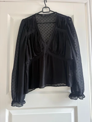 Svart  blus med prickar - Svart blus från Zara i storlek S💗💗