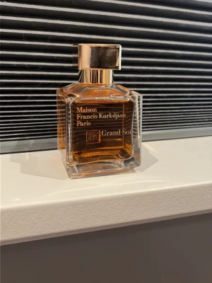 Maison Francis Kurkdjian Grand Soir 70ml - Säljer min Maison Francis Kurkdjian grand soir. Sjukt trevligt doft av Amber och vanilj, doftar väldigt elegant. Sprejat max 15-20 gånger, det är väl typ 68 ml kvar tror jag 