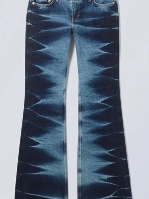 Blå mönstrade bootcut jeans från weekday  - Säljer dessa snygga jeans i storlek 24!! Jeansen har en liten defekt som är ett litet hål men det syns knappast när man bär de❤️❤️ bara att höra av sig om man har frågor