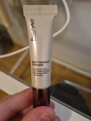 BeautyAct Spot Treatment Concealer - Spot Treatment Concealer från BeautyAct by Kicks i färgen No.01C  och innehåller 7 ml. Minimala tecken på användning typ 3 ggr