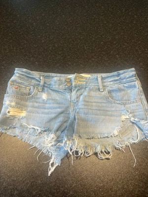Low waist Hollister shorts  - Ljusblå jeans short från hollister W26 