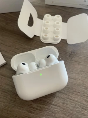 Ett par skor Xworkwear samt 2st AirPods 3 pro - Skor Xworkwear samt 2 par AirPods 3 proSäljer ett par stilrena trådlösa in-ear hörlurar i vitt med laddningsetui. Hörlurarna har silikonproppar och kommer med extra öronproppar i olika storlekar. Perfekta för musik, poddar och samtal på språng.