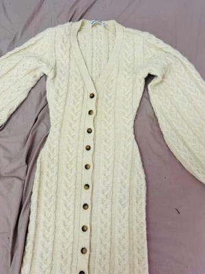 ADOORE Montana Dress Cable i färgen Butter Beige. - ADOORE Montana Dress Cable i färgen Butter Beige.  Storlek 36.  Nypris: 1695 kr.  Kvitto finns.  Använd få gånger och i mycket fint skick.  Säljs eftersom den inte kommer till användning.