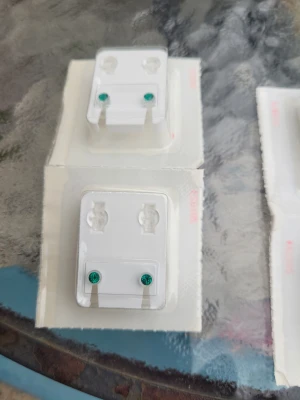 Vita elektrodplattor för TENS/EMS - Två vita elektrodplattor med metallkontakter och självhäftande baksida, perfekta för TENS- eller EMS-maskiner. Plattorna har en rektangulär form och är förpackade i skyddande plast. Passar till olika typer av muskelstimulatorer och rehabutrustning.