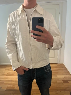Oscar Jacobsson Overshirt vit  - Säljer denna sjukt snygga Overshirten från Oscar Jacobsson⭐️ Färgen är vit och storleken är M✅ Den har inga defekter och skicket är utomordentligt🙌🤝 Sjukt najs passform och passar perfekt till hösten☀️🙌 Tveka inte på att höra av er dig vid minsta fråga eller fundering😊