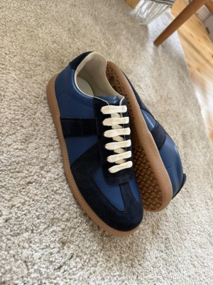 Maison margiela gats - Snygga mörkblå maison margiela gats, nyskick i storlek 44 men boxen medföljer inte, hör av er vid funderingar!