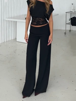 FLOWY LOW WAIST BYXOR - venderbys - Byxor från venderbys i storlek M. Säljer dem då de ej passade mig men hann inte skicka tillbaka. De är något korta på mig som är 176 cm, så skulle säga att de passar någon som är 170 och nedåt. Även något stora på mig som vanligtvis har xs, så passar troligtvis någon som har S/M. Nypris :590 kr🌸