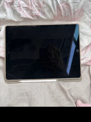 iPad Pro, Apple Pencil  - iPad Pro 12,9 tum 2:a generationen Säljer denna för de ör dags för mig att köpa en ny iPad. Den funkar helt perfekt. Några enstaka sprickor men inget som påverkar ipaden. Den är väldigt stor. Har bra batteri. Man får med en Apple Pencil, som inte har något lock men funkar helt perfekt ändå! Man kan även få med ett skal som har lite rosa fläckar på sig men jag kan fixa bort de om man vill. Apple Pencil har ett litet fodral i skalet där den kan sitta. Jag köpte ipaden för 9000kr,pris kan diskutera