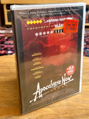 FABRIKSNY / INPLASTAD! Apocalypse Now Redux (DVD) – Unik samlarfilm! - En helt unik chans för filmälskaren eller DVD-samlaren! Ett helt nytt, oöppnad och fabriksinplastad köpfilm på DVD med Francis Ford Coppolas mästerverk ”Apocalypse Now Redux”. Denna specialversion är utökad med hela 53 minuter av extra scener! Gammal prislapp sitter kvar på plasten – äkta nostalgi från butikshyllan.