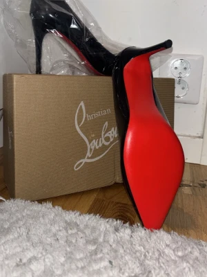 LOUBS HEEL 38 - Säljer loubitins klackar. Storlek 38. helt nya passar dig som är 36-37-38. Fraktas direkt efter köp! De har en matt glans på skorn och är spetsiga.