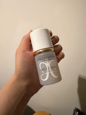 Impeccable Setting Spray från Anastasia - Face mist från Anastasia Beverly Hills i modellen Impeccable Setting Spray. Flaskan är vit med gulddetalj och har en stilren, rund form. Perfekt för att fixera makeup och ge en fräsch finish. Praktisk sprayflaska som är enkel att använda. Testad 2 ggr ungefär men behöver rensa hemma. De finns upp till texten ungefär, se bild 3