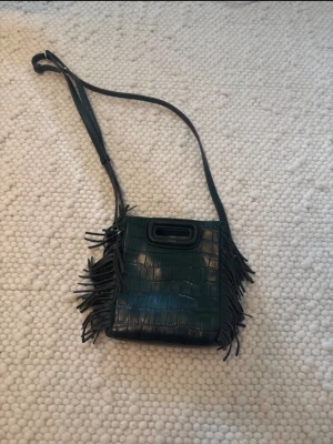 Liten Maje väska - Super snygg maje väska i krokodil mönster. Knappast använd så den är gott som ny. Tyvärr har jag tappat bort dustbagen😢