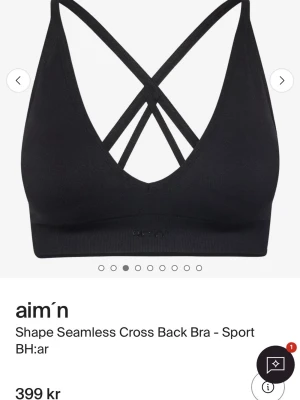 Svart seamless sport-bh från aim'n - Snygg svart sport-bh från aim'n med korsade axelband i ryggen och sömlös design. Bh:n har en djup urringning och bred resår under bysten för extra stöd. Perfekt för träning och vardagskomfort. Prislappen är kvar 