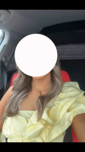 Ljusgul volang topp med offshoulder - Supersöt ljusgul topp med volangdetaljer och offshoulder-design. Toppen har en luftig och somrig känsla, perfekt för varma dagar. Tillverkad i ett mjukt tyg som sitter bekvämt och ger en feminin look.