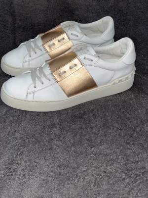 Valentino open - Säljer nu dessa snygga Valentino open skor i färgen roséguld. De är endast använda ett fåtal gånger och i mycket fint skick. Skorna är självklart äkta och nypris ligger på ca 7000kr. Bara skorna kommer med. Storleken är 40