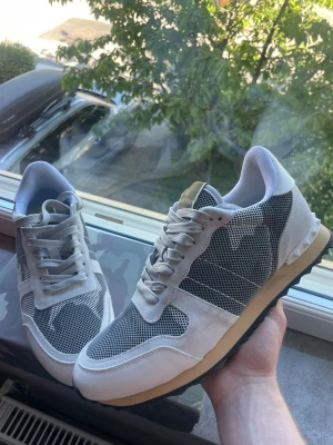 Valentino rockrunner  - Säljer ett par Valentino rockrunner | fint skick | storlek: 44 men passar 42-44 | hör av er vid funderingar😁 