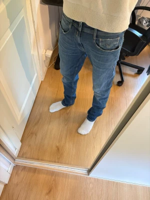 Replay Rocco Jeans  - Väldigt bekväma och snygga jeans!  📐 Midja: 39 cm Benlängd: 108 cm Benöppning: 18 cm Modell: Rocco Storlek: 31 / 34  Hör av dig vid frågor och funderingar!🤝  Fraktar så fort jag kan!📦