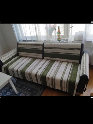 Sofföverdrag i 5 delar  - Sofföverdrag i bohemisk randig mönster i olivgrön, ljusbeige och svart färg för en 3-sits soffa. Den  innehåller 5 delar , 2st 90x90 cm, 2st  70x70cm och 1 st 210x90cm i väldigt bra skick.  OBS: Det finns två stycken sofföverdrag för 2 st 3- sits soffor.  En sofföverdrag med 5 delar för 790:- och två sofföverdrag med 10 delar för 1200:- 