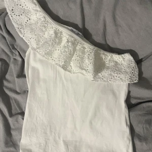 topp - vit topp från Lindex som inte kommer till användning💕