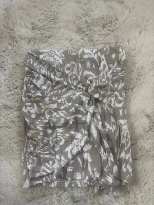 Beige och vit omlottkjol med mönster - Snygg strand/vardagskjol från Gina tricot!!! Aldrig använd 💕💕💕