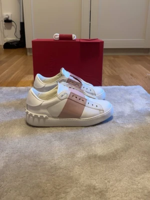 Valentino open - Storlek: 37 Skick: 9,8/10 Nypris: ca 8300kr Ingår: Låda, skosnöre och valentino lapp 100% autentiska Kan sänka mig vid snabb affär