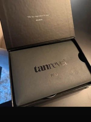 Tanrevel PRO brun utan sol kit - Tanrevel PRO brun utan sol kit med svart apparat, laddningskabel och flaska med tanning liquid. Perfekt för att få en jämn och naturlig solbränna hemma. Kommer i snygg svart förpackning och är enkel att använda.