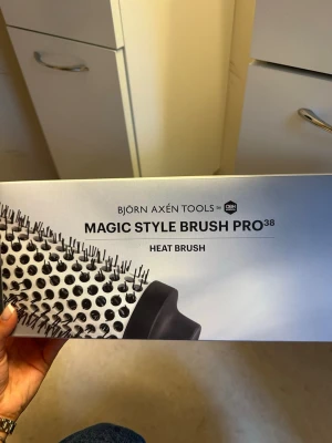 Magic Style Brush Pro 38 värmeborste - Magic Style Brush Pro 38 från Björn Axén Tools är en rund värmeborste med svart och silverfärgad design. Borsten har keramisk yta och piggar för enkel styling och volym. Perfekt för att skapa mjuka lockar eller volym i håret. Levereras med sladd.