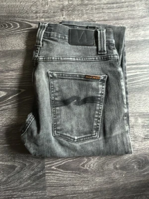 Nudie Jeans 30/30 - Säljer ett par gråa jeans från Nudie, de är uppsydda så det står L32 men passar bra för L30. Hör av er om ni har frågor!