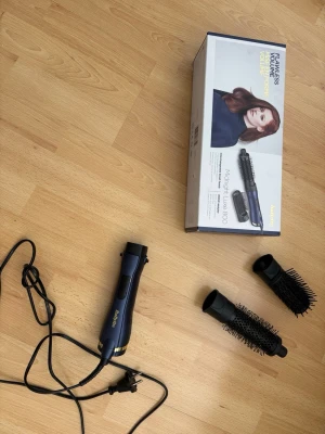 BaByliss Midnight Luxe 800 varmluftsborste - Säljer en BaByliss Midnight Luxe 800 varmluftsborste i mörkblått med utbytbara borsthuvuden. Perfekt för att styla och ge volym till håret. Medföljer två borsthuvuden och en fönmunstycke. Borsthuvudet är 38mm. Levereras i originalkartong. Använd fåtal gånger. Har uppgraderat till wn dyson så säljer av alla mina värmeverktyg om man är intresserad av annat. Nypris 750kr