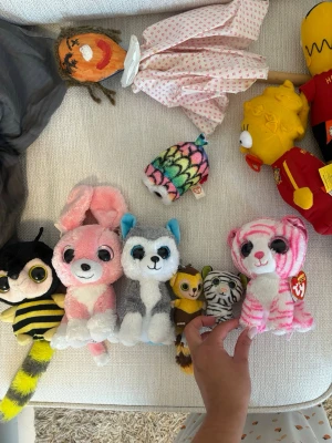 TY gosedjur - Säljer en samling med flera olika gosedjur, bland annat en rosa kanin, en grå-vit hund, en rosa-vit tiger, ett bi, en färgglad igelkott, en dock. TY.