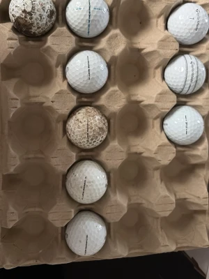 Blandade golfbollar i kartong - Säljer 6st chrome soft bollar samt 3st tp5 tvättas vid köp skriv vid fundering