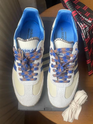 Adidas Samba Wales Bonner  - Riktigt snygga Adidas Samba i Wales Bonner Edition | Storlek 43 1/3 | I princip nya, box, påse & extra snören medföljer ✔️| Bara o skicka iväg ett DM vid fundering och prisförslag är välkomna 😊| Följare får bättre pris 🤟