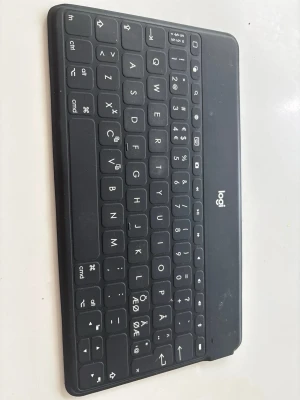 Svart trådlöst tangentbord Logitech - Snyggt och smidigt svart trådlöst tangentbord från Logitech. Kompakt design med nordisk layout och låg profil på tangenterna. Perfekt för dig som vill ha ett portabelt tangentbord till dator, surfplatta eller mobil.