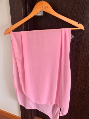 Ljusrosa sarong  - Säljer en ljusrosa sarong i ett tunt och mjukt material