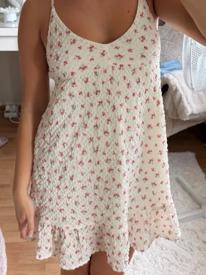 Blommig klänning - urgullig klänning som är perfekt nu under sommaren 🌸💐 Endast använd en gång