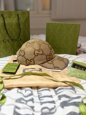 Gucci keps beige jumbo - Oanvönd beige Gucci keps jumbo. Förpackningen ingår. Kepsen storlek är M.